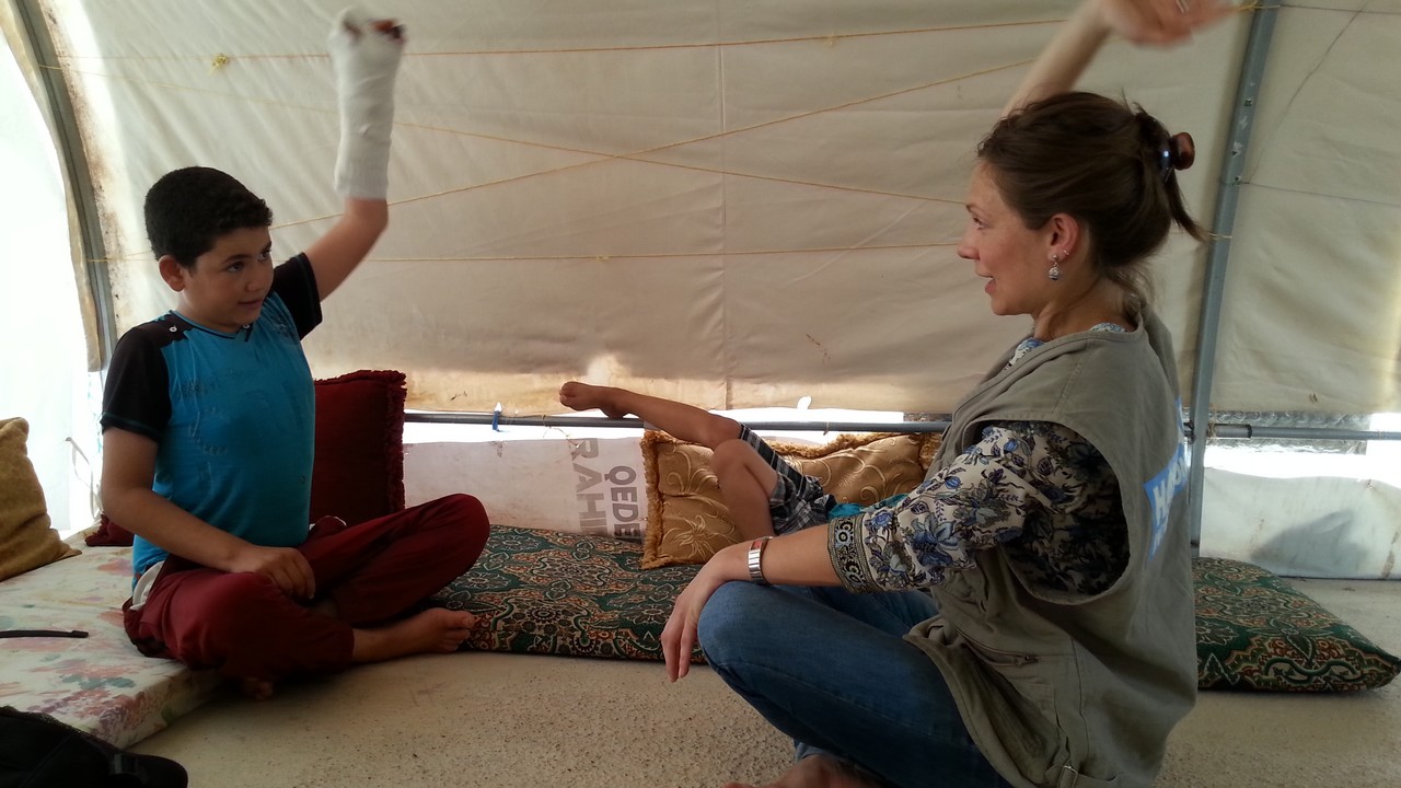 Saddam, 13 ans, gravement blessé à la main gauche après avoir joué avec une munition de canon anti-aérien non explosée. Il a reçu l'assistance de Handicap International pendant 5 mois : soins pour ses blessures, séances de rééducation, soutien psychosocial et éducation aux risques liés aux restes explosifs de guerre.