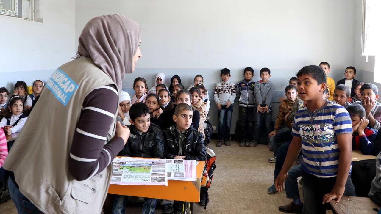 Handicap International organise des séances d'éducation aux risques liés aux armes conventionnelles et autres engins explosifs pour des enfants déplacés.