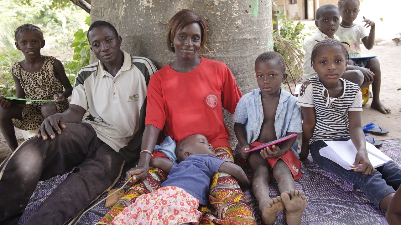 Handicap International Sénégal. Dominique et une partie de sa famille.