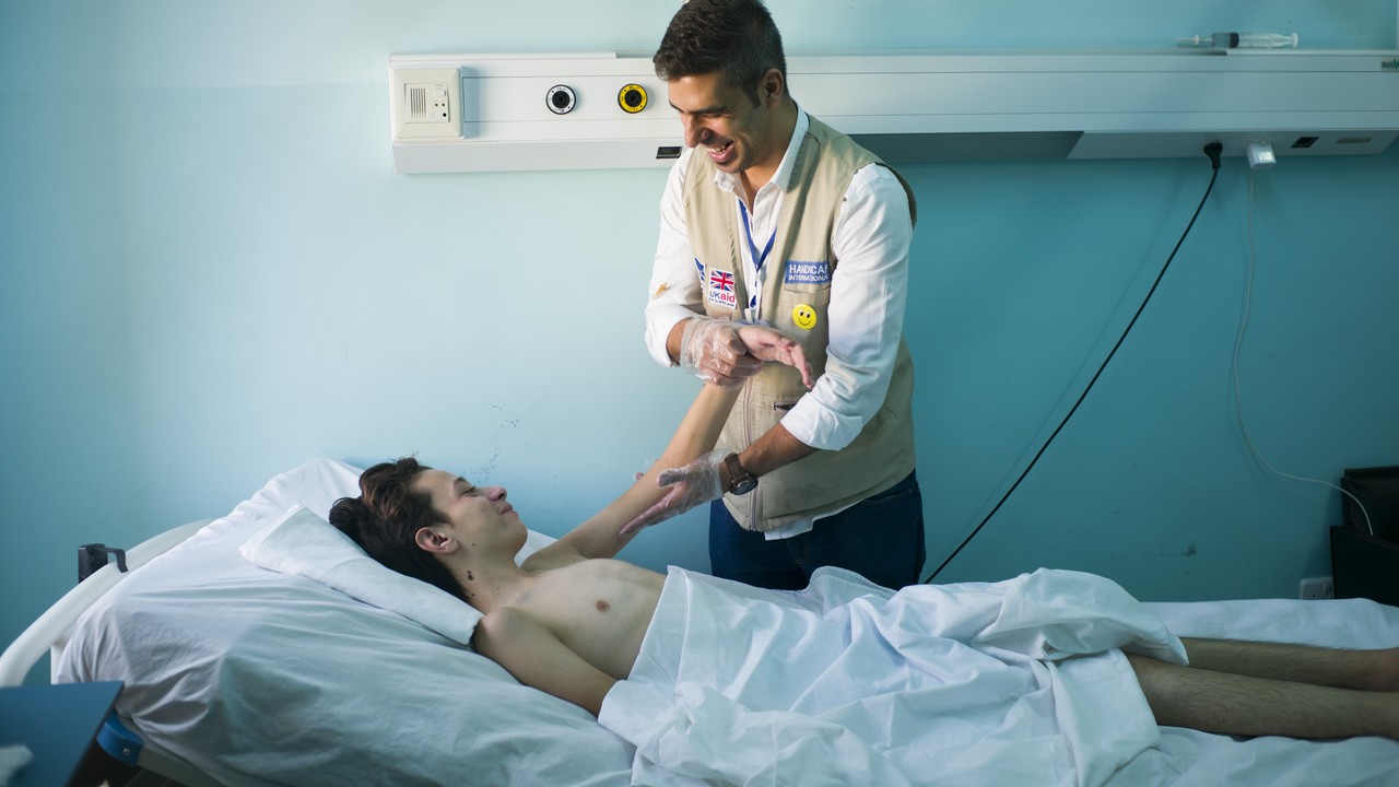 Alors qu’il était sur son vélomoteur, Dia’a, 15 ans, a été blessé à la colonne vertébrale par des éclats d’obus lors d’un bombardement aérien en Syrie. Il est soigné par Loai, kiné de Handicap International.