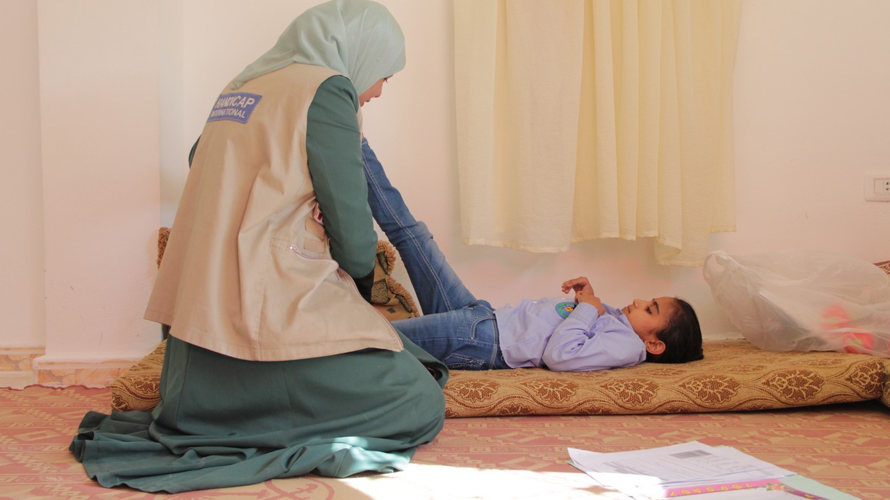 Handicap International, Jordanie, novembre 2014. Haneen, 11 ans, en séance de rééducation.