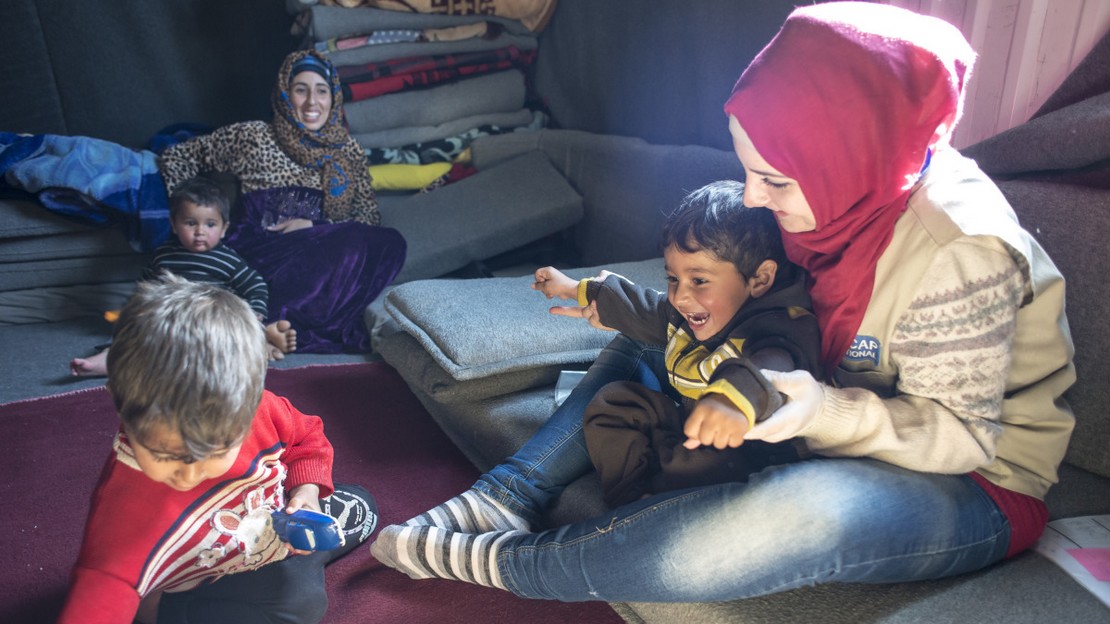 Bilal est atteint de paralysie cérébrale. Les exercices qu'il effectue avec les spécialistes en réadaptation de Handicap International lui permettent d'interagir avec ses frères (photo d'archive Jordanie - camp de réfugiés syriens)