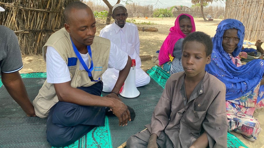 Réfugiés au Tchad assis sous un arbre