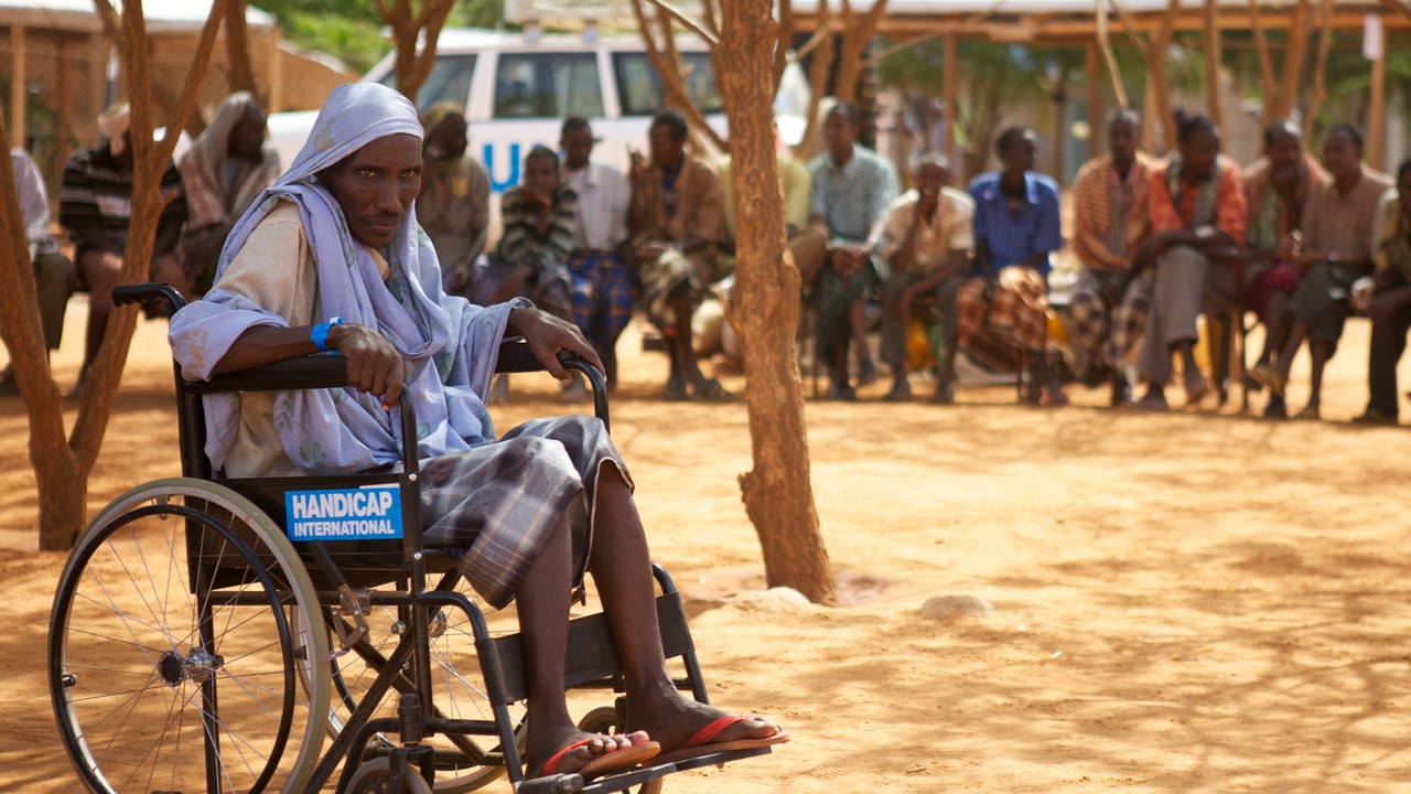 Cette personne handicapée arrivée au camp de Dadaab au Kenya sur une brouette a reçu une chaise roulante. © B.Blondel / Handicap International