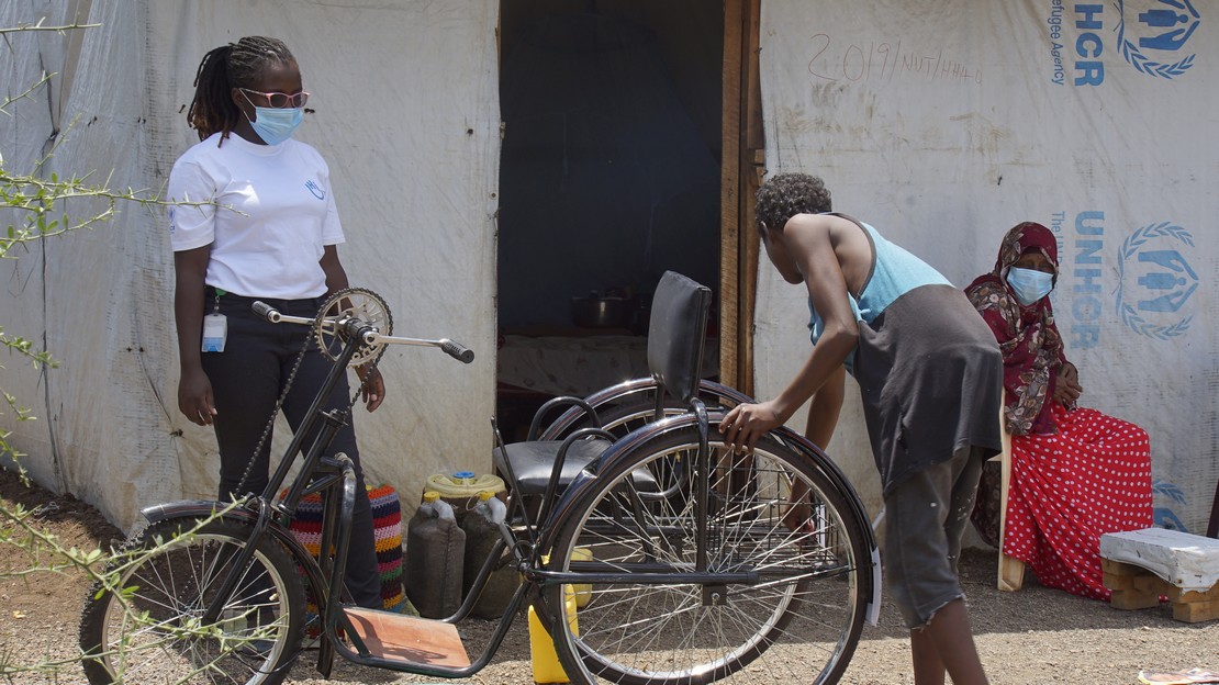 Stella, kinésithérapeute de Handicap International au Kenya, rend visite à Madame Dhahabo