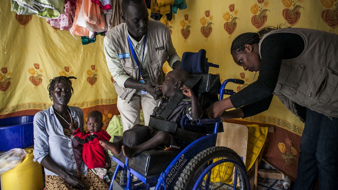 Le jeune Omat dans le camp de réfugiés de Kakuma au Kenya, avec l'équipe de Handicap International