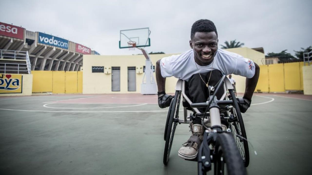 John, athlète du Comité paralympique du Congo, s’exerce avant la course de démonstration.