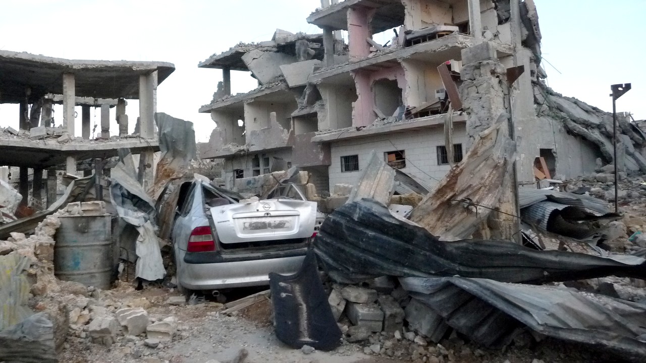 La ville de Kobané en Syrie, presque entièrement détruite, théâtre scandaleux de l'utilisation d'armes explosives en zones peuplées. Photo d'archive Handicap International