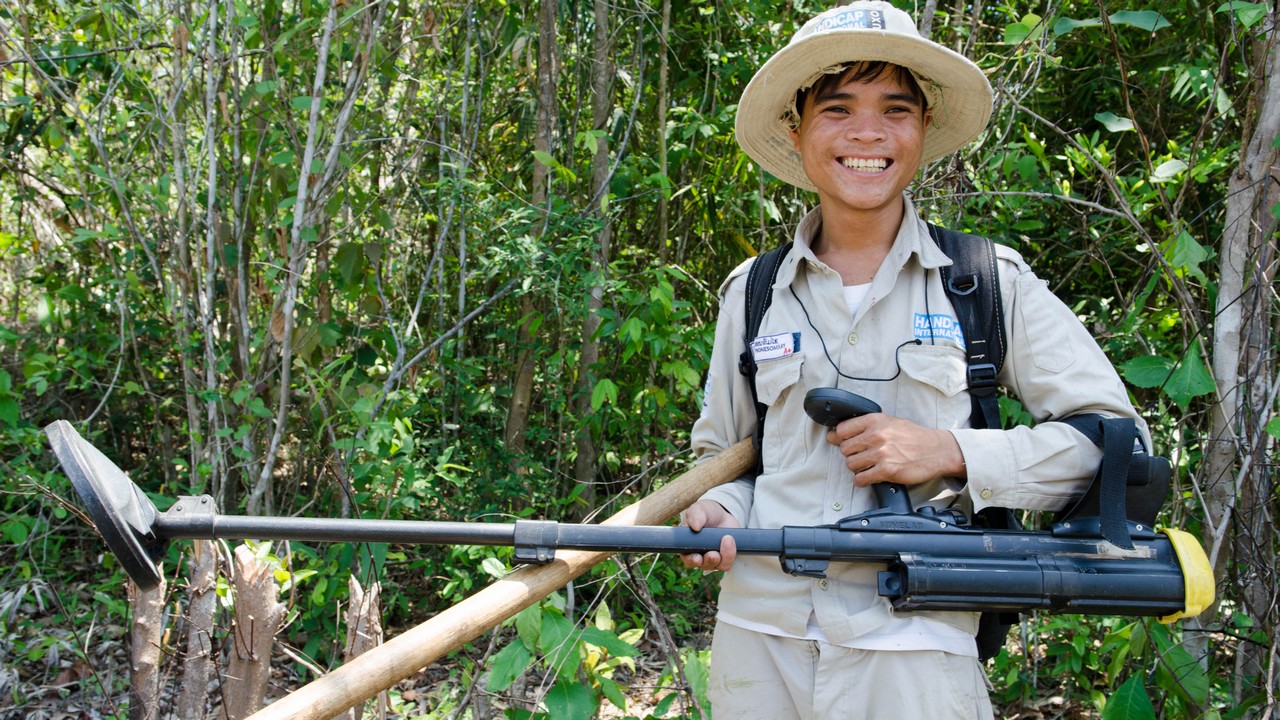 Nouay, victime de restes explosifs de guerre au Laos, devenu démineur pour Handicap International