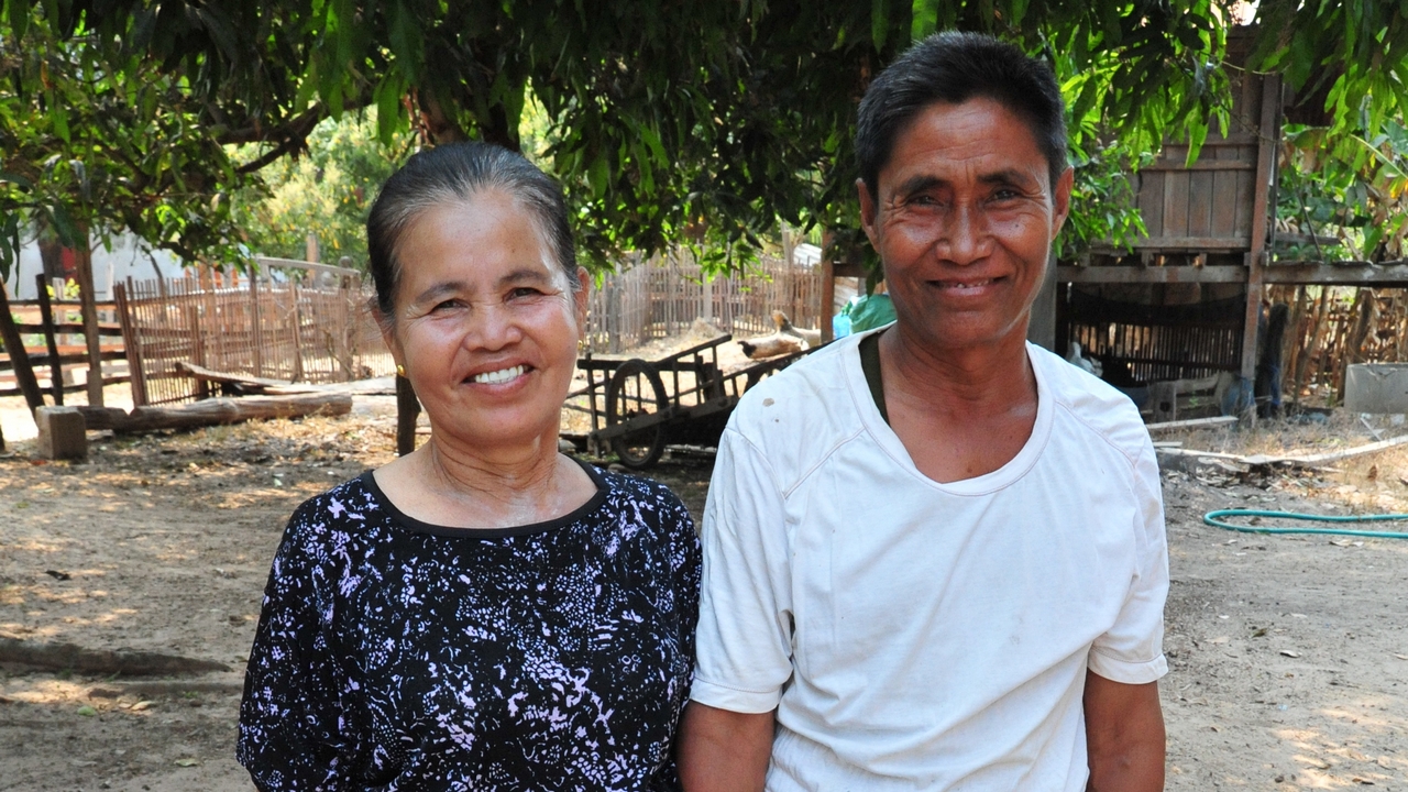 Laos - Amputée suite à un bombardement lors de la guerre, Phet n'avait plus aucun espoir lorsque Boun Sung est venu demander sa main à son père. Aujourd'hui, presque 50 ans plus tard, soutenue par son mari, elle milite pour que les bombes cessent de briser des vies.