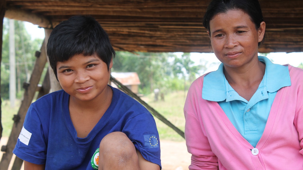 Atea est atteinte d'un lourd retard mental. En 2015, sa maman Deang a reçu des poules de Handicap International pour l'aider à sortir de la pauvreté et l'aider à faire vivre sa famille. 