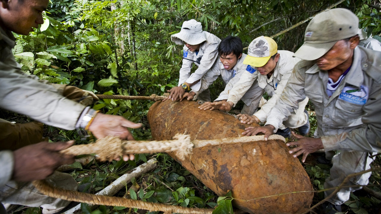Handicap International démine trois districts de la province de Savannakhet au Laos,le pays de la planète le plus pollué par les restes explosifs de guerre au monde.