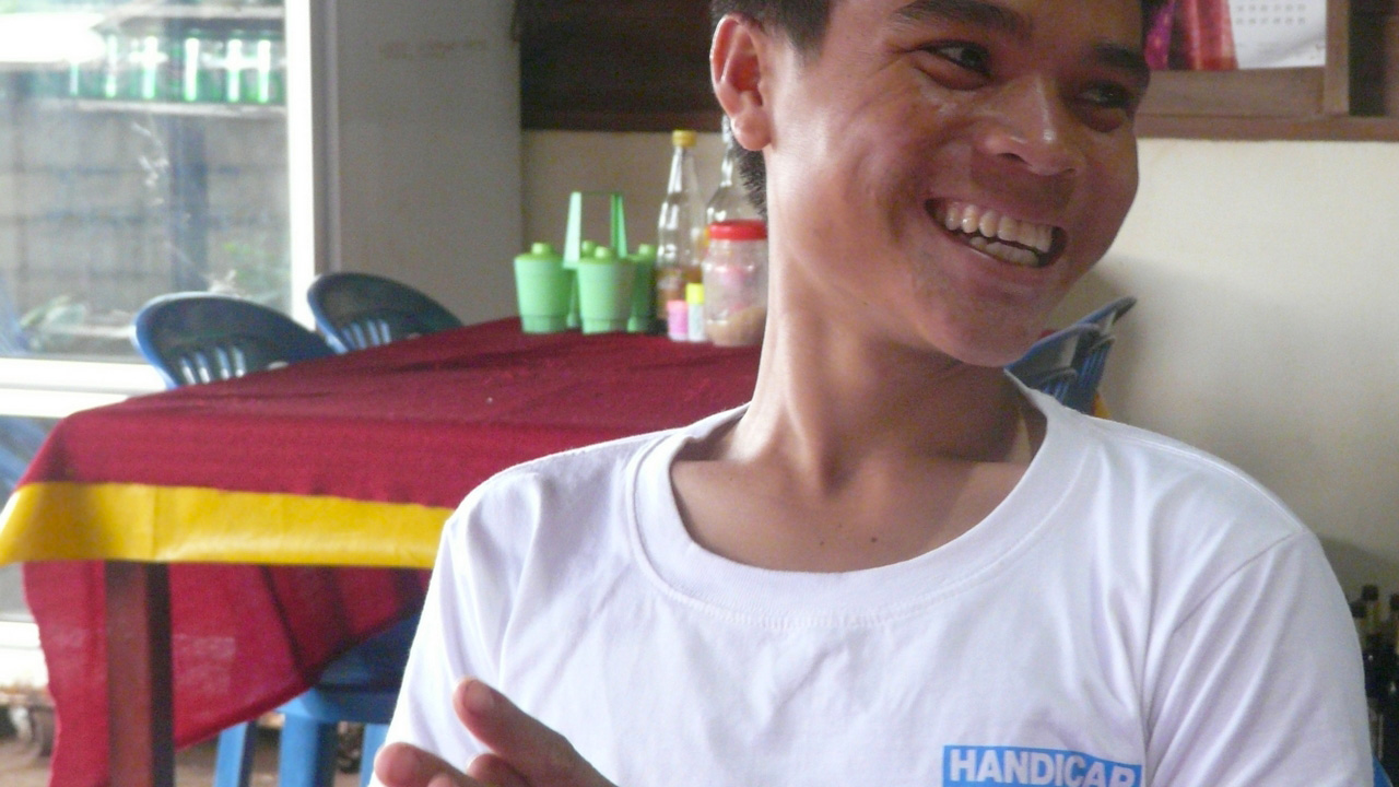 Handicap International au Laos - Nouay, victime d’une sous-munition, devient démineur. 