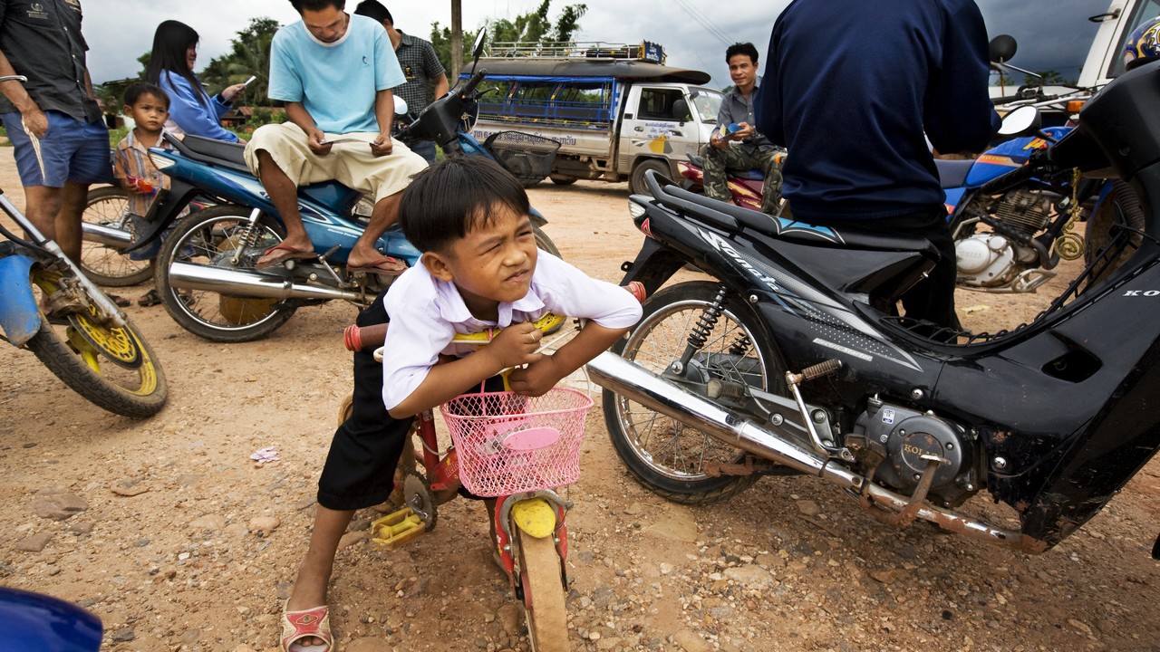 Handicap International travaille pour améliorer la sécurité routière, notamment au Laos, en faisant la promotion des règles de sécurité.