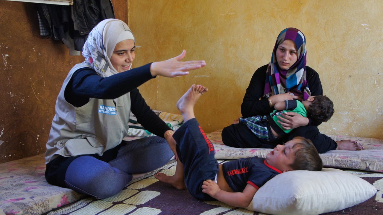  Mariam, kinésithérapeute pour HI au Liban, ici avec Fayez, un jeune bénéficiaire de l'association