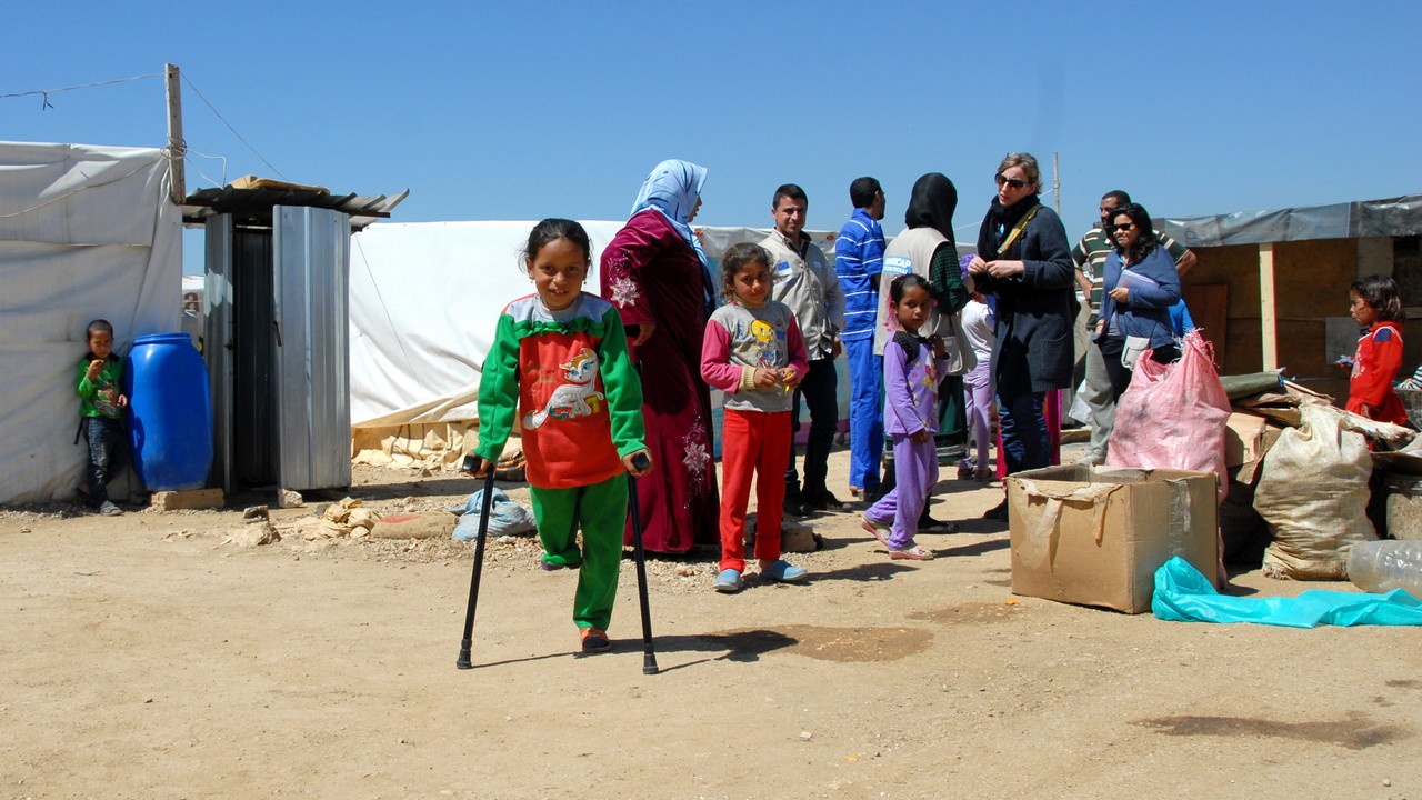 Fillette syrienne, réfugiée au Liban. Amputée après avoir reçu des éclats d'explosifs dans la jambe en Syrie, elle est aidée par Handicap International.