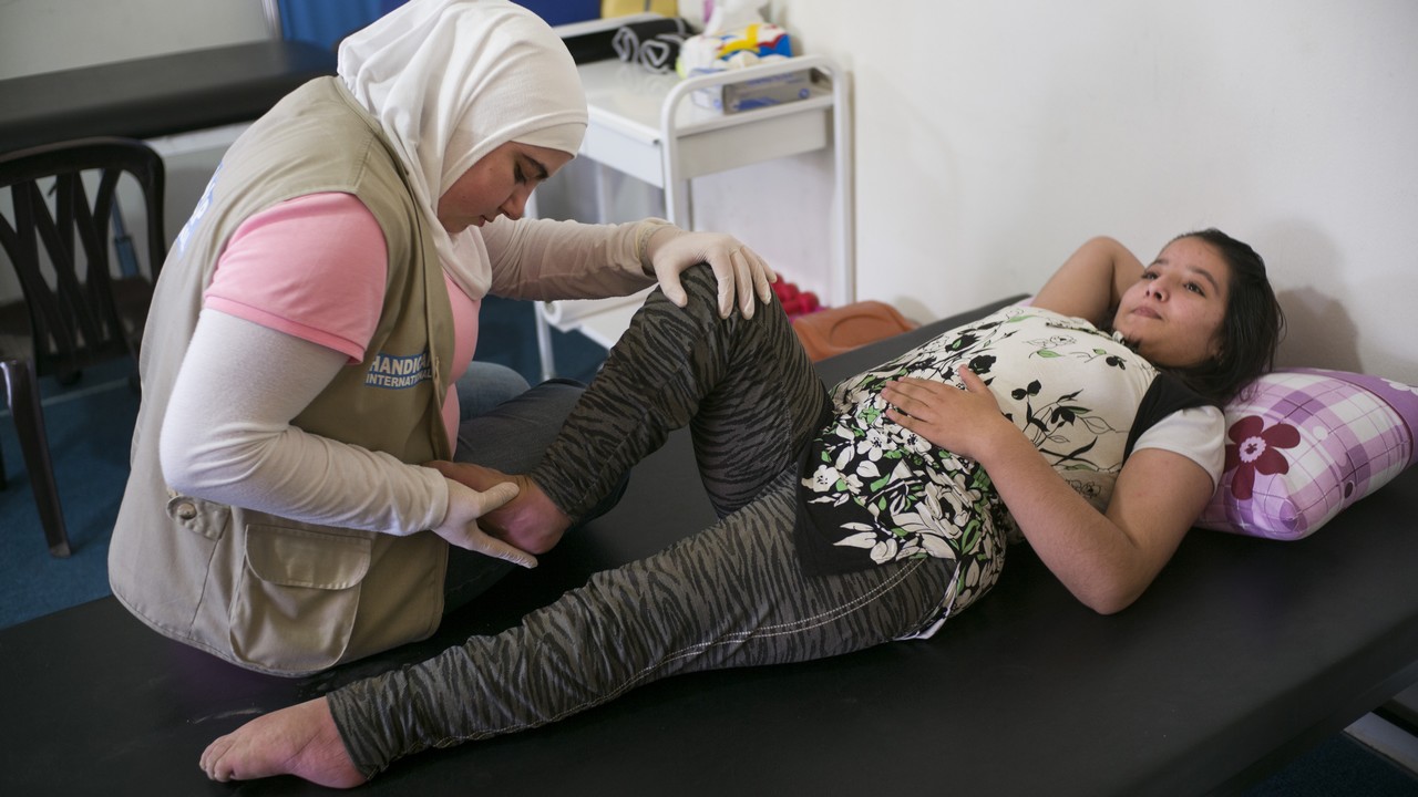 Bayan et Narimane pendant une séance de kiné dans un des centres de réadaptation équipé par Handicap International 