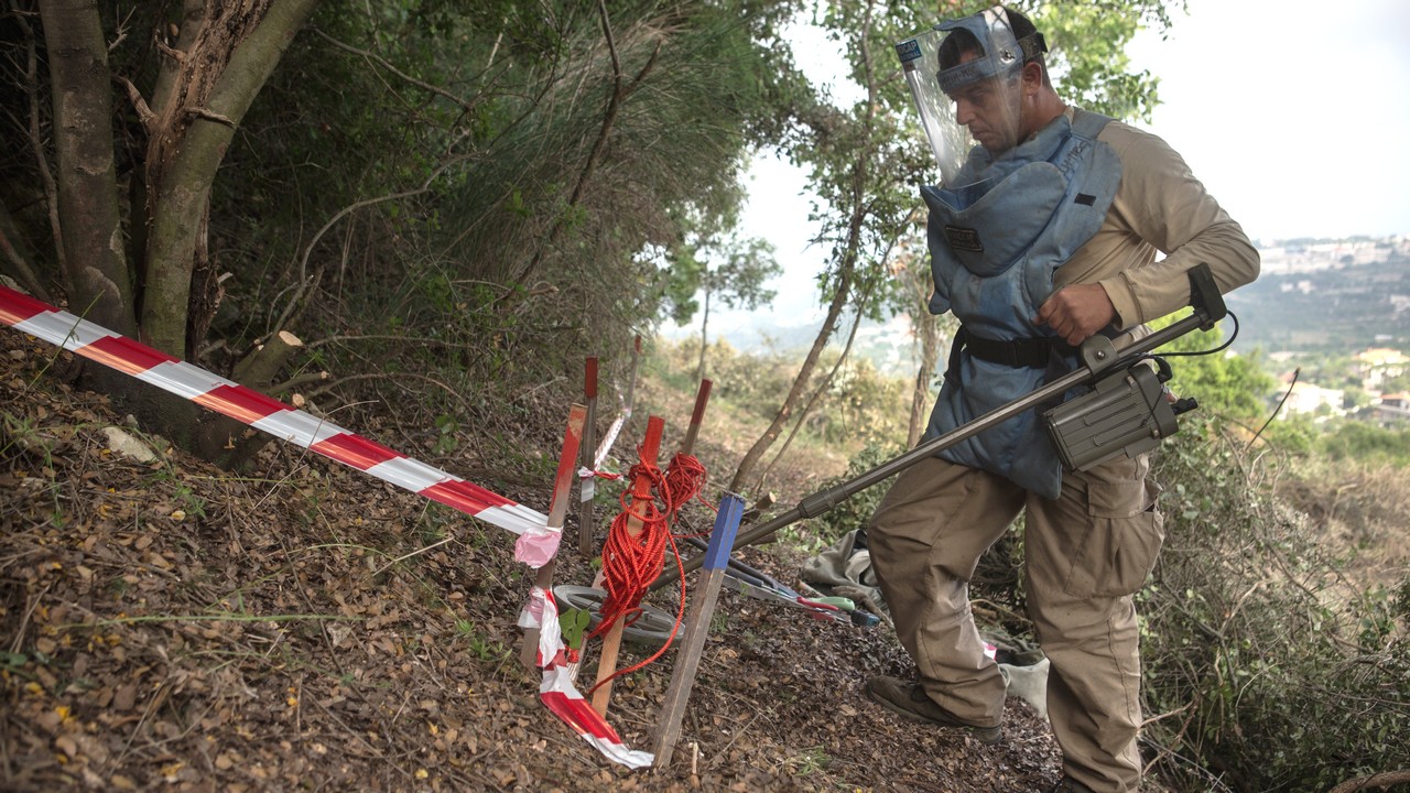 Un démineur de Handicap International utilise un détecteur de métal sur un champ de mines aux environs de Tula, au Nord Liban.