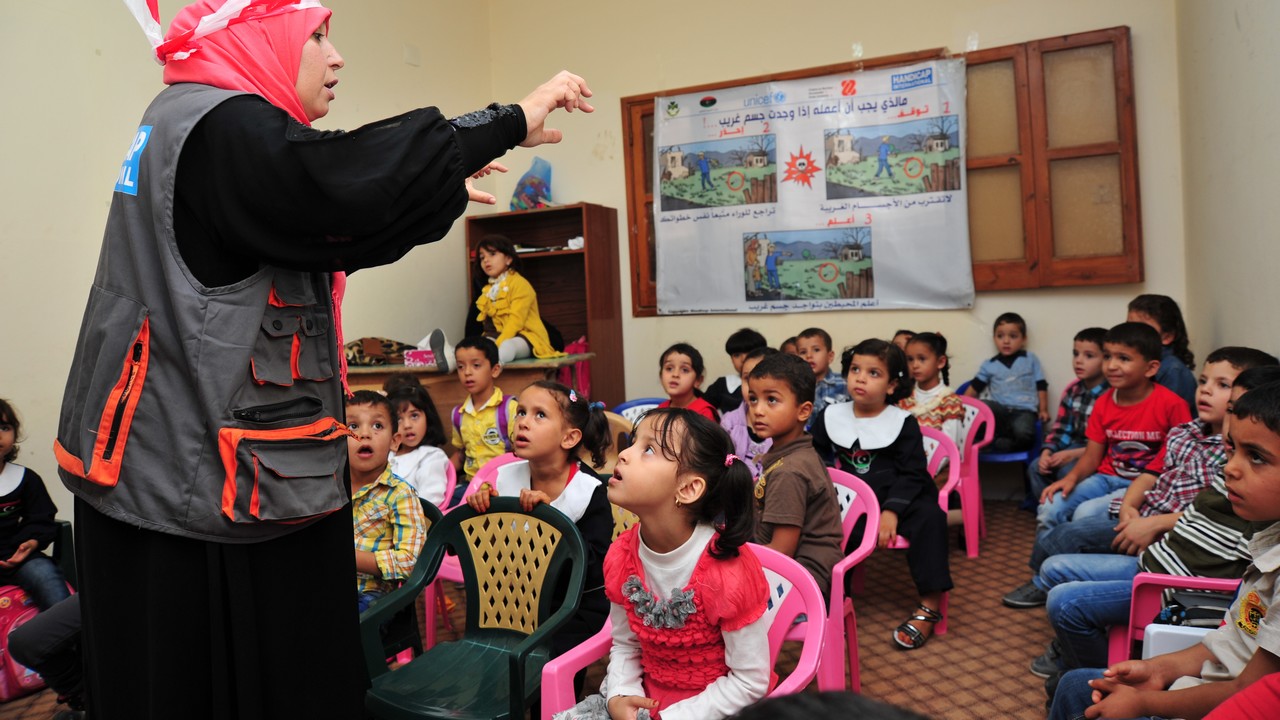 En Libye, Handicap International sensibilise les enfants aux dangers des armes et munitions abandonnées et des restes explosifs de guerre.