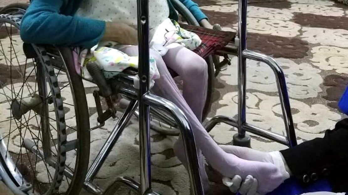 Ritaj chez elle avec le kinésithérapeute de Handicap International en Libye