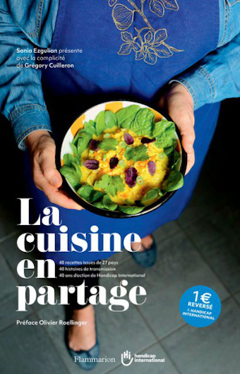 Couverture de "La cuisine en partage", un livre de recettes de Sonia Ezgulian vendu au profit de Handicap International