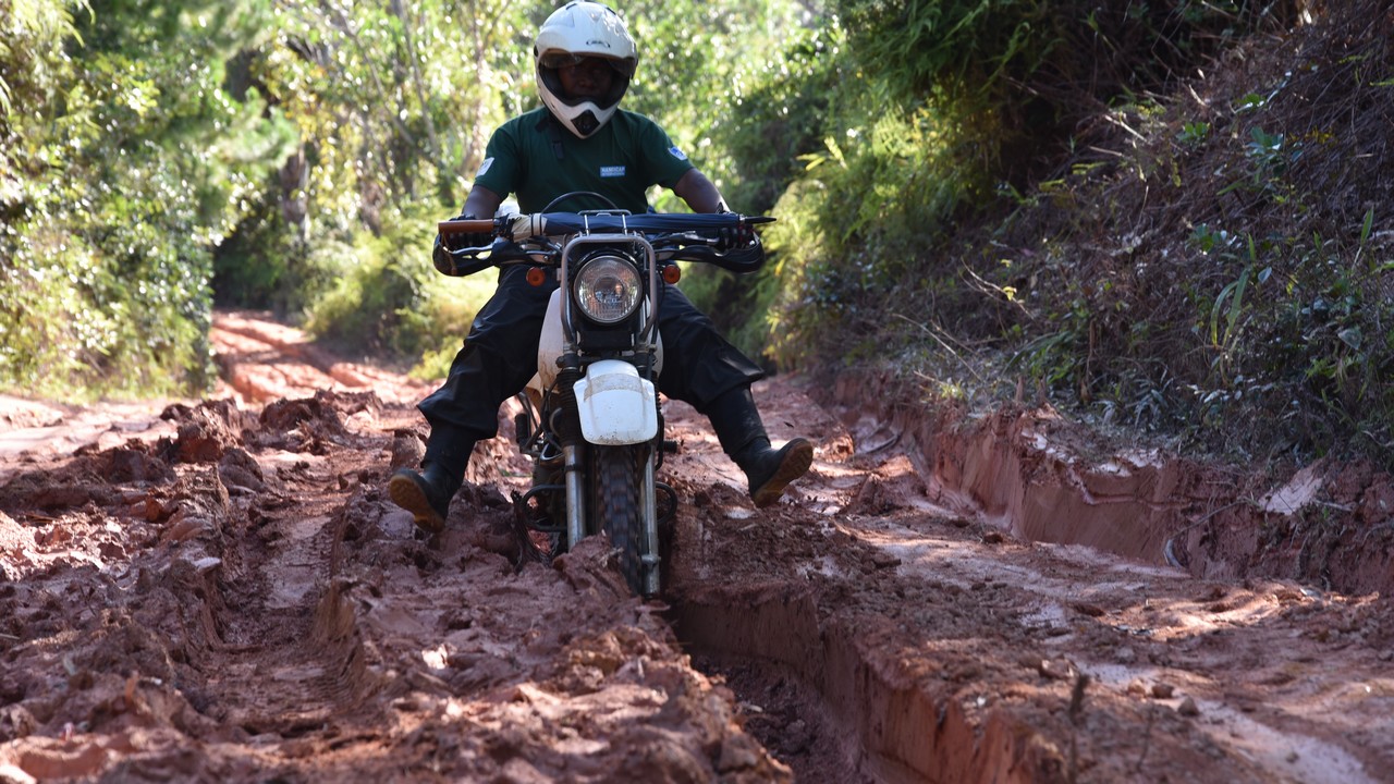 Pour sensibiliser les populations malgaches les plus isolées à la filariose lymphatique, Handicap International a déployé une flotte d'agents communautaires à moto