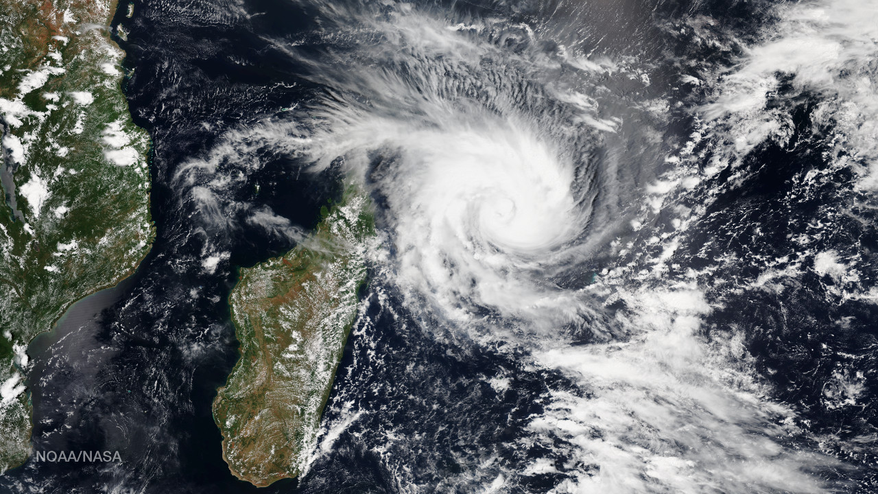 Photo satellite du cyclone Enawo arrivant sur Madagascar le 7 mars 2017