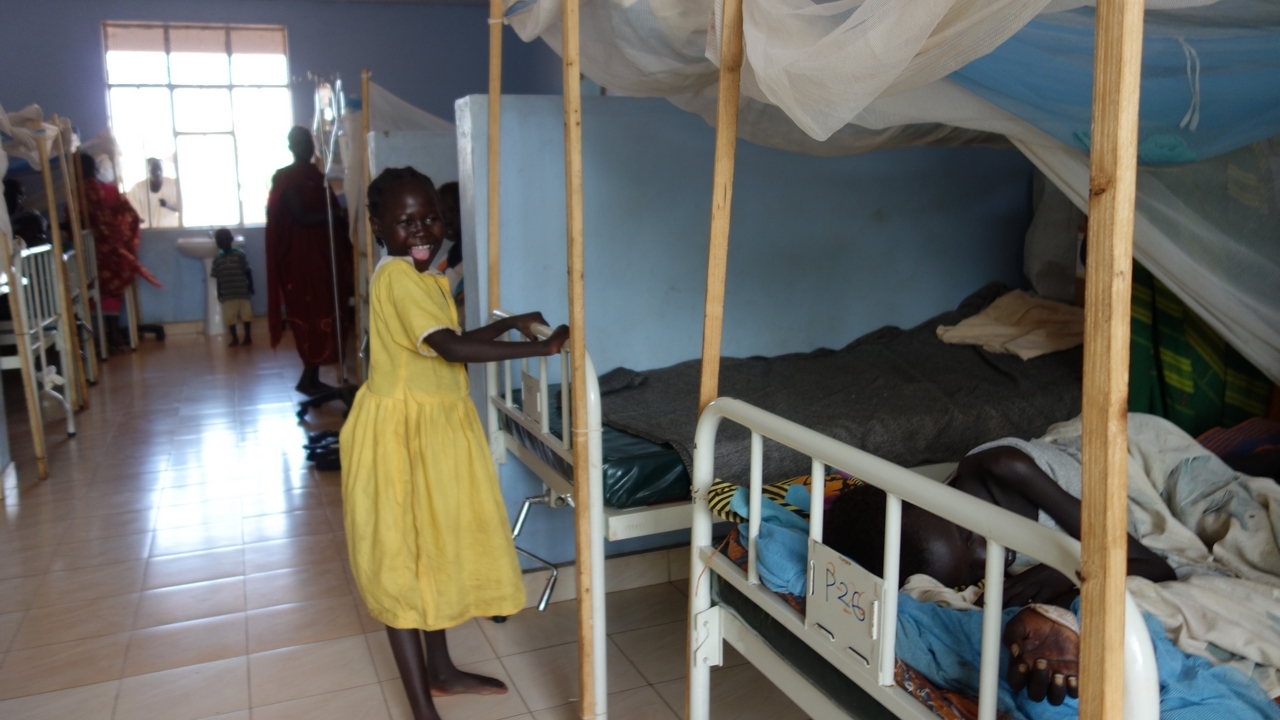 République du Soudan du sud : Monica, jeune réfugiée de 9 ans, a été terrassée par une maladie qui la laisse paralysée des deux jambes. Depuis, la petite fille est suivie par Handicap International. Après quelques semaines de réadaptation, elle marche à nouveau. 