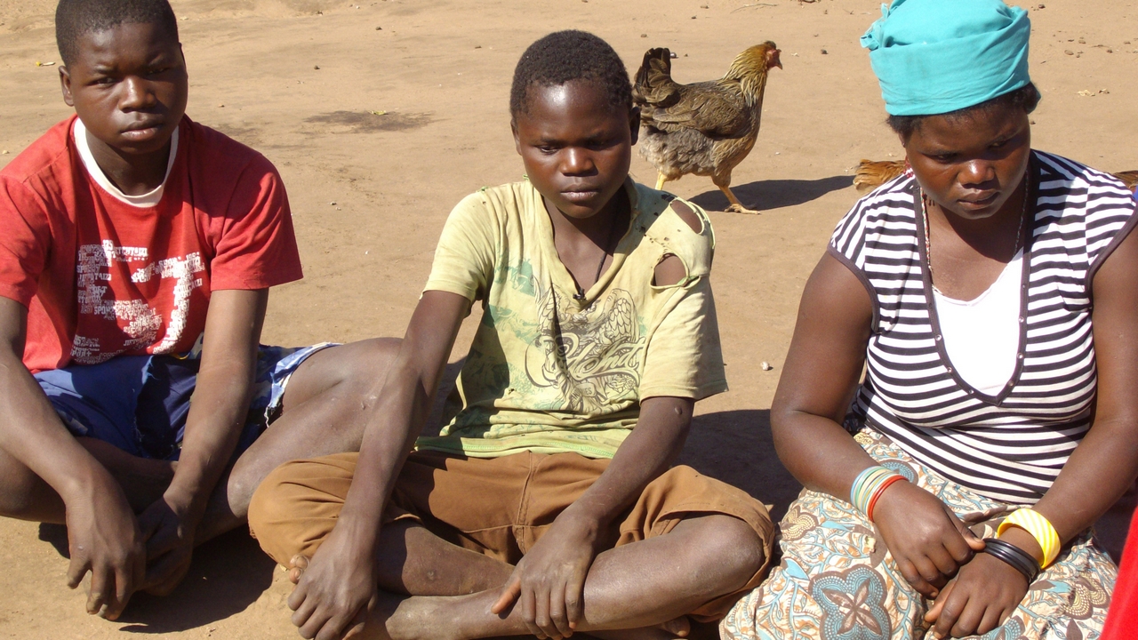 Ces enfants ont survécu à l'explosion d'un reste explosif de guerre. La prévention au danger de ces armes, menée par Handicap International au Mozambique, est essentielle.