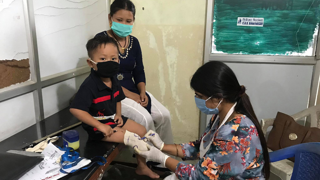 Lorsque la séance n'est pas possible par téléphone ou WhatsApp, les gestes barrières sont respectés. Sessions de réadaptation au Népal par Handicap International.