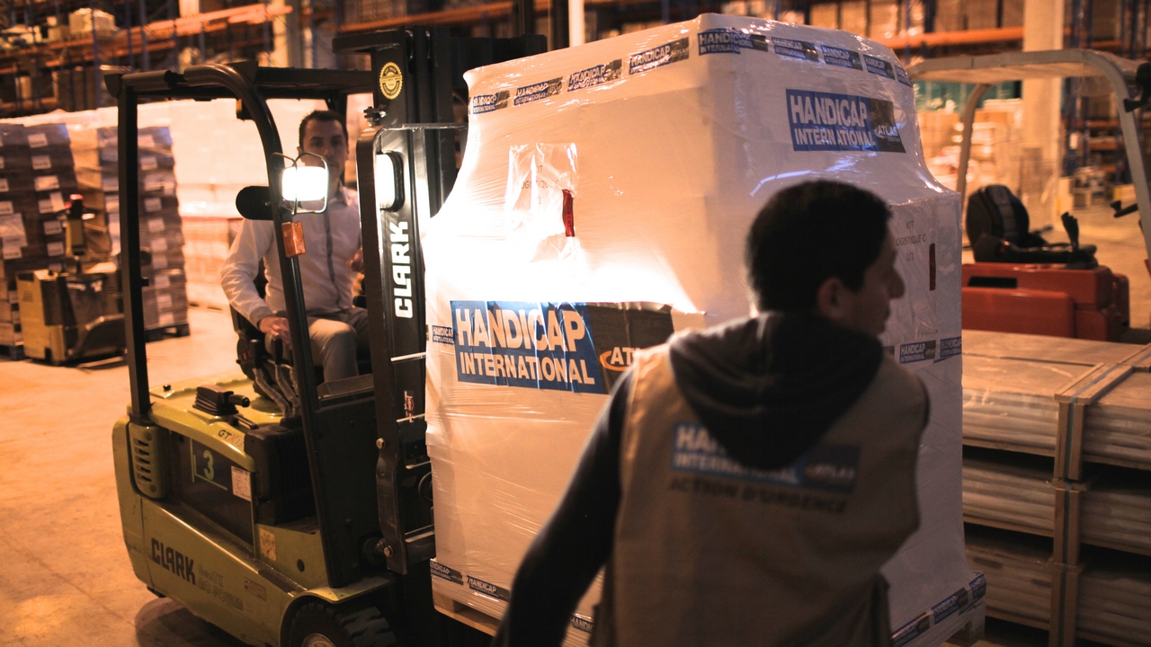 Norredine Zenati supervise le chargement des kits d'urgence envoyés au Népal suite au séisme.