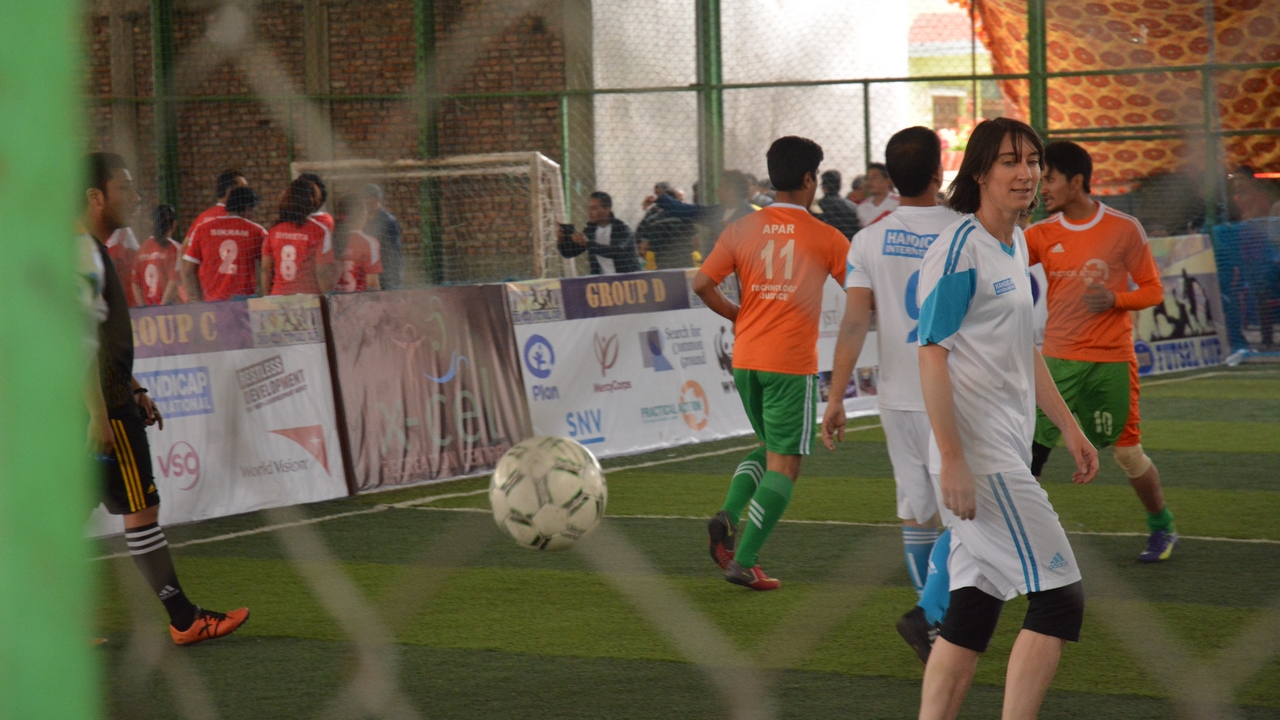 L'équipe de foot Handicap International lors du tournoi de foot inter ONG à Katmandou, quelques minutes avant le tremblement de terre de samedi 25 avril.