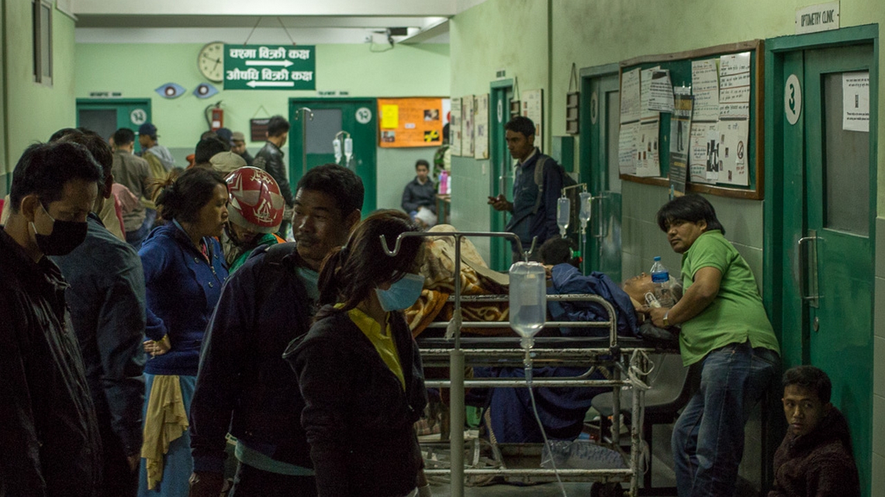 Attente des blessés et des familles dans un hôpital népalais surchargé suite au séisme de samedi 25 avril.