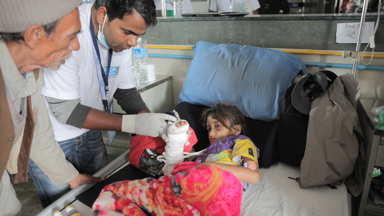 A l'hôpital BIR à Katmandou, Jay, kinésithérapeute pour Handicap International évalue la situation de Salina, 8 ans, blessée dans son village à 90 km de Katmandou. 