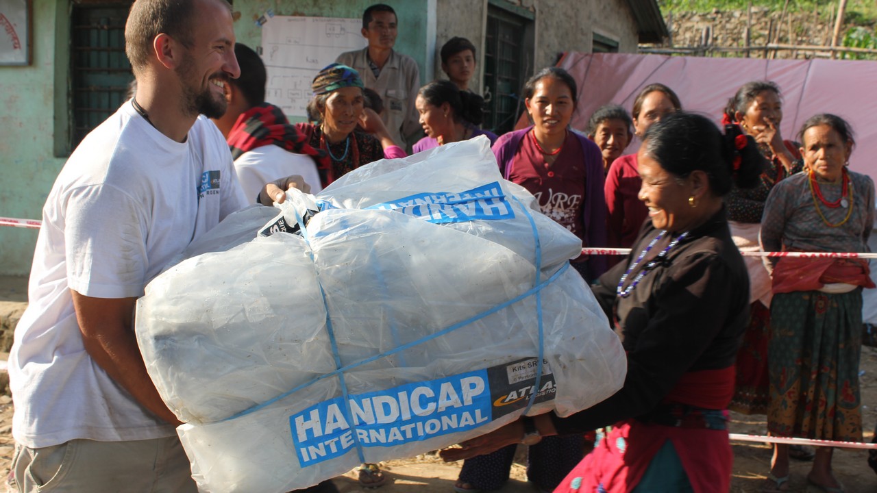 Distribution d'articles non alimentaires (dont des tentes familiales) après le séisme du 25 avril 2015 au Népal