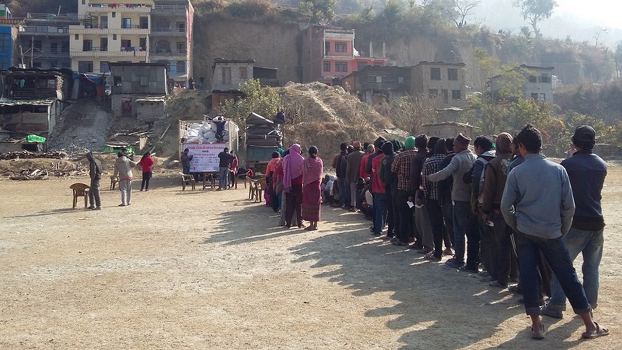 Distribution par Handicap International de kits d'hiver pour les Népalais victimes du séisme d'avril 2015