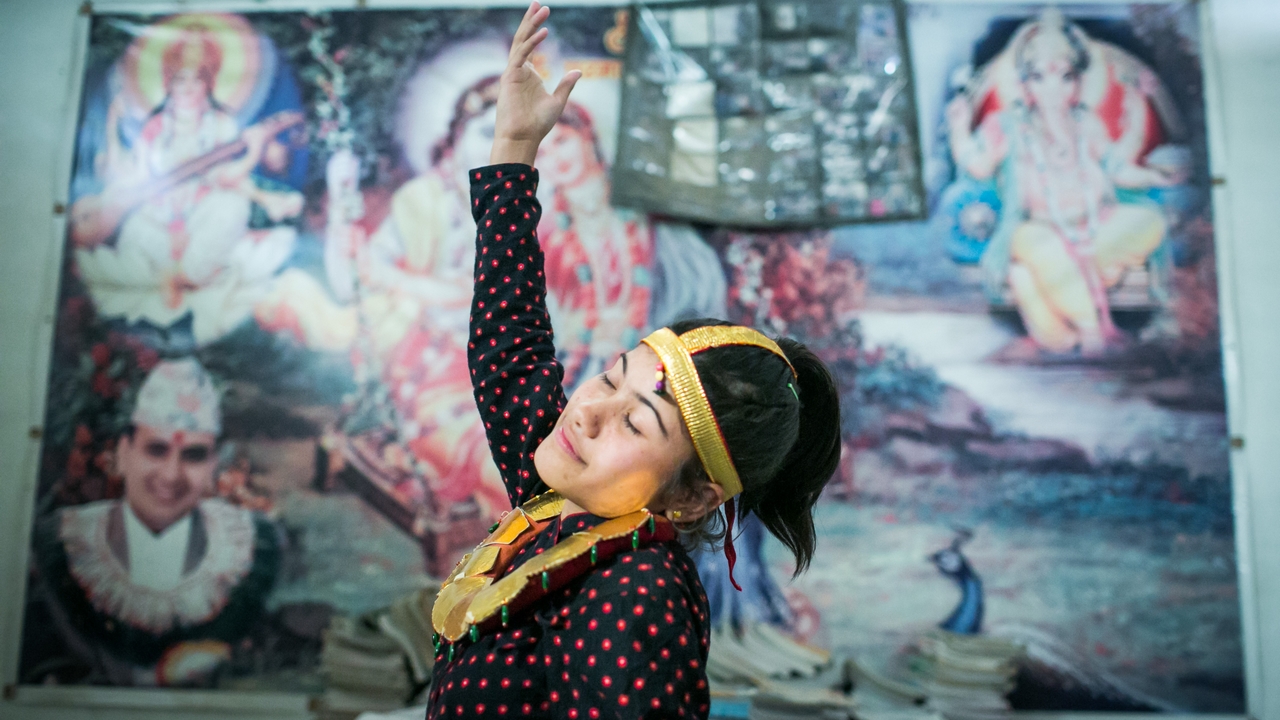 Aujourd’hui, avec la prothèse reçue de Handicap International, Reema danse.