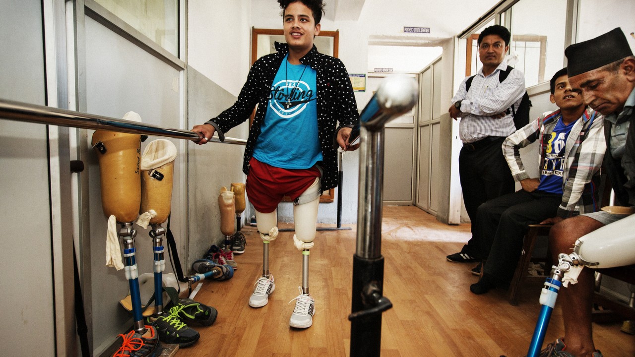 Ramesh, 18 ans, a été enseveli sous les débris du séisme du 25 avril 2015 et a survécu miraculeusement. Amputé des deux jambes, il a reçu des prothèses et suit des séances de rééducation au Tribhuvan University Teaching Hospital avec Handicap International.
