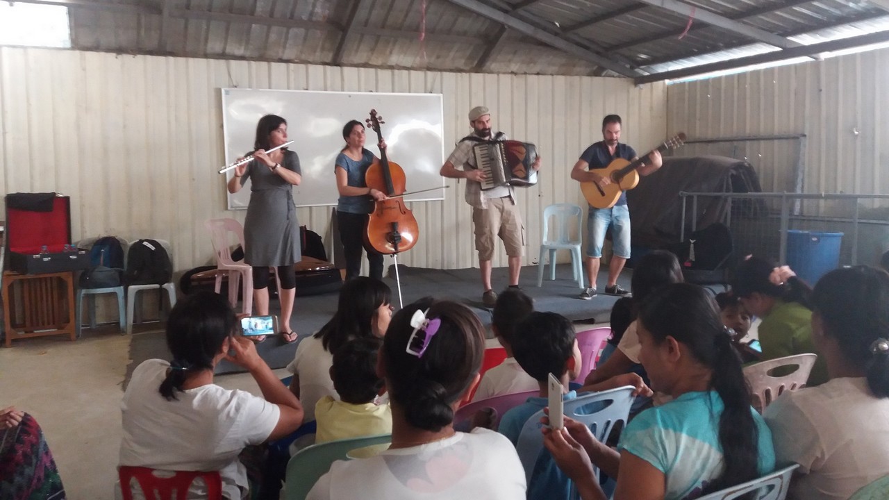 Concert privé des Ogres de Barback pour des bénéficiaires de Handicap International à Rangoon, au Myanmar