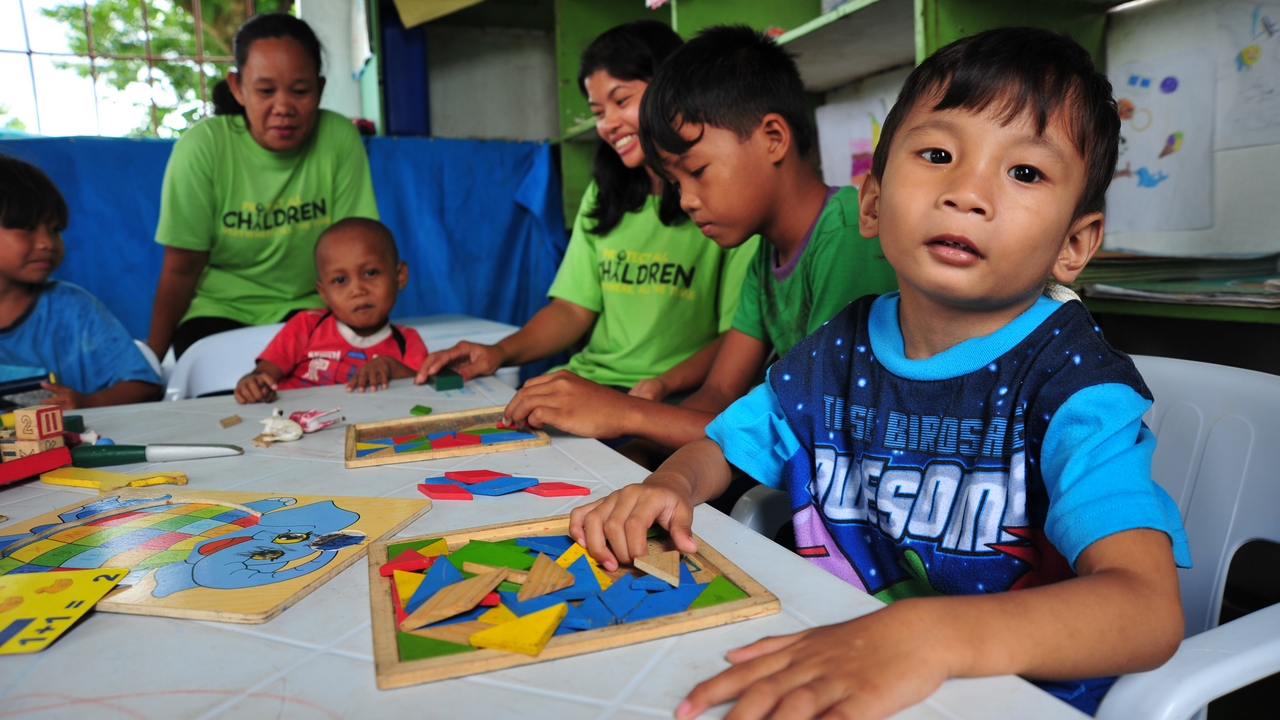 Dans les mois qui suivent le typhon Haiyan, les risques de violence morale et physique envers les enfants augmentent. Dans les provinces de Panay et de Leyte, dès le début de l’urgence, plus de 200 centres d’accueil Child Friendly Space sont ouverts. Dans une cinquantaine de ces espaces, Handicap International favorise l’intégration des enfants handicapés et vulnérables.