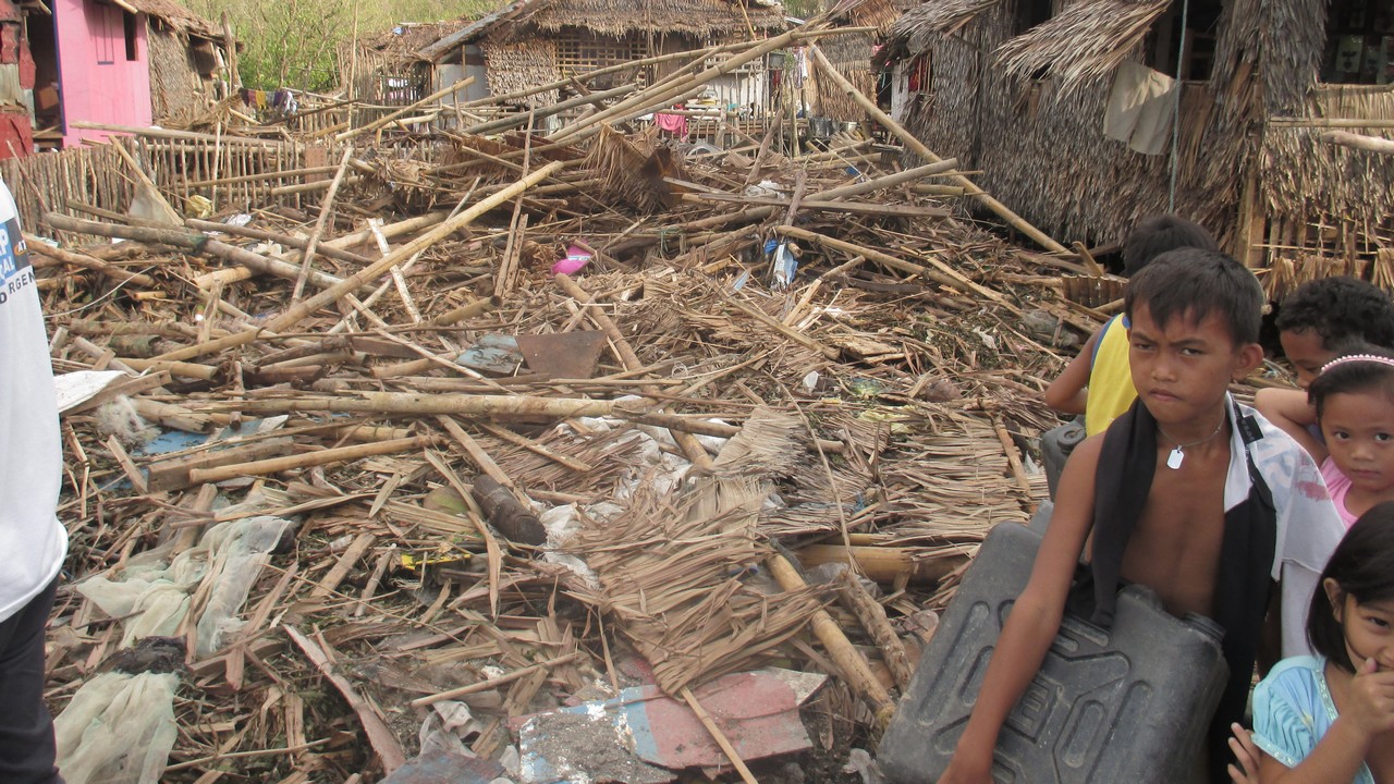 Maisons détruites après le passage du typhon Hagupit aux Philippines en décembre 2014.