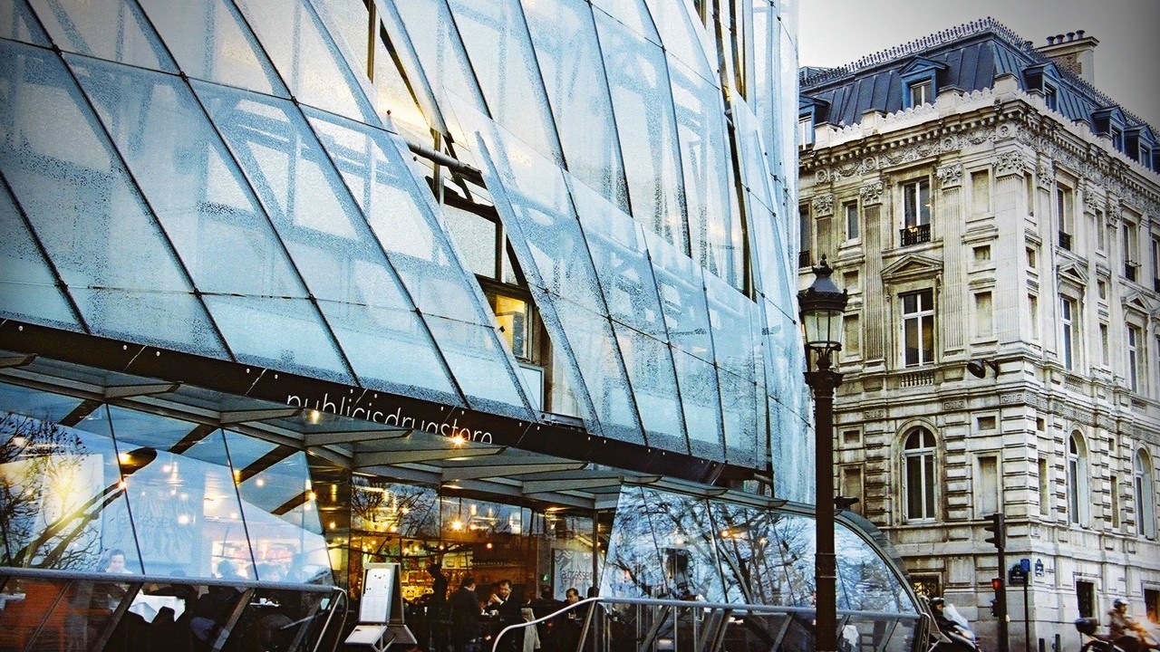 Au Publicisdrugstore sur les Champs-Élysées, faites un don en caisse au profit de Handicap International