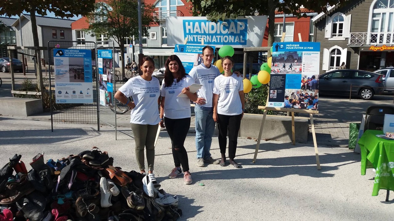 Bénévoles à la Pyramide de chaussures de Handicap International à La Rochelle