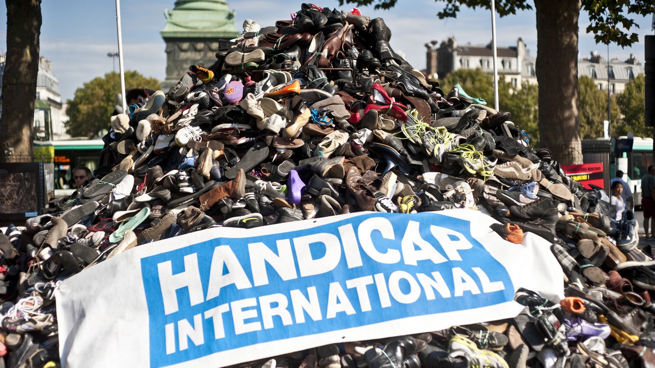 Pyramide de chaussures de Handicap International - photo d'archive