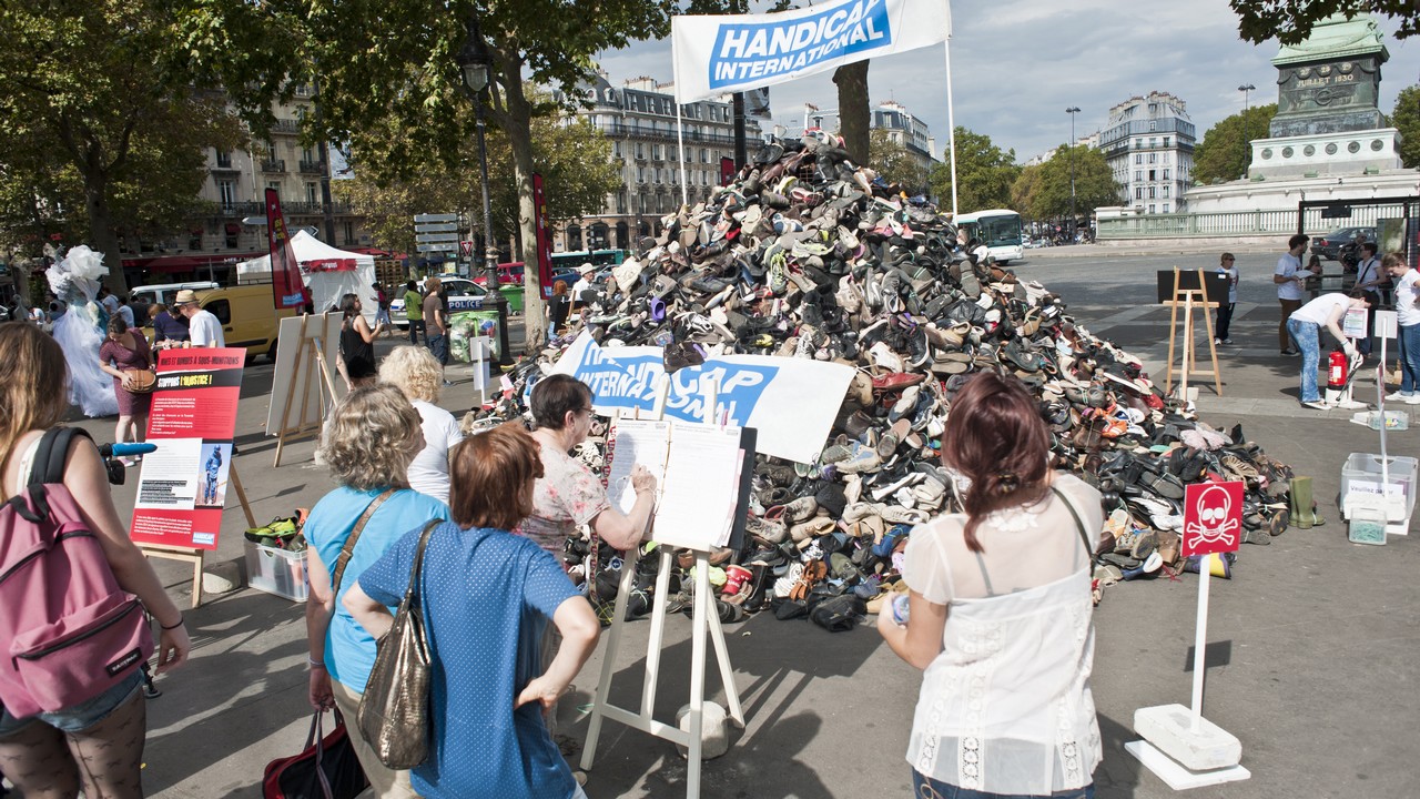 Signatures de pétition à la Pyramide de chaussures de Handicap International à Paris
