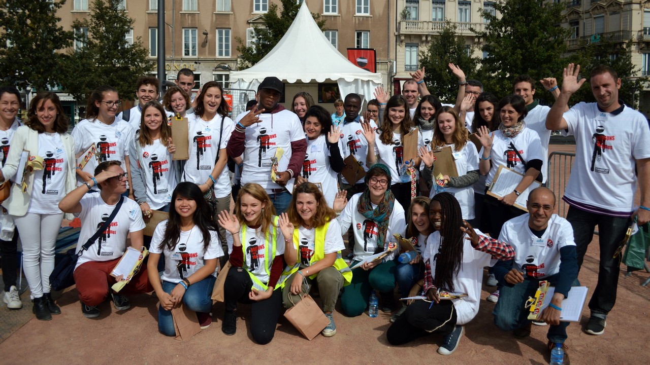 Bénévoles à la Pyramide de chaussures de Handicap International à Lyon, le 26 septembre 2015