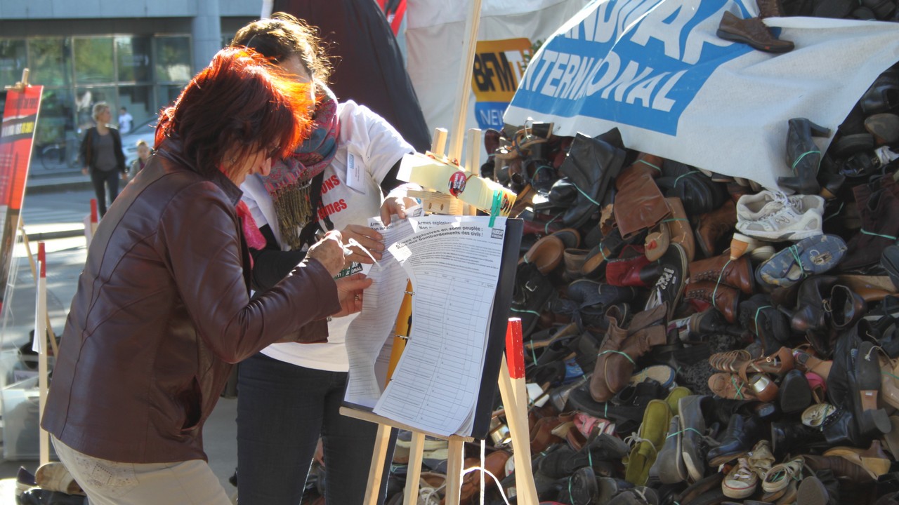 Signatures de pétition à la Pyramide de chaussures de Handicap International à Paris