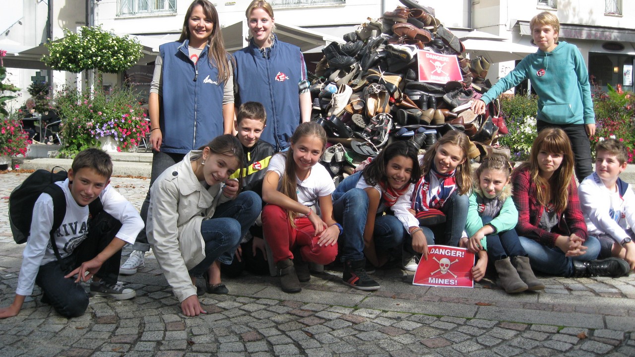 Mini-Pyramide du Conseil des jeunes d'Olivet (Loiret) pour sensibiliser aux actions de Handicap International