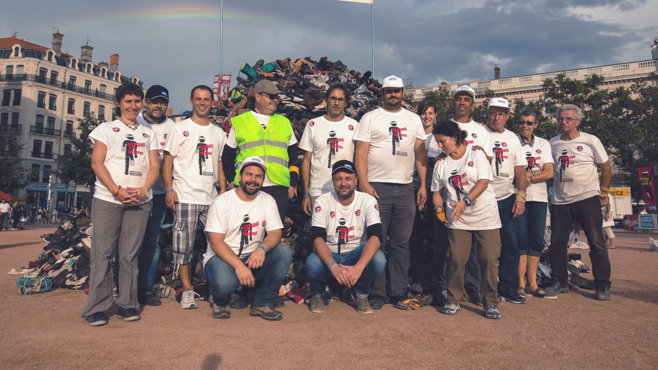 Bénévoles à la Pyramide de chaussures de Lyon en 2014