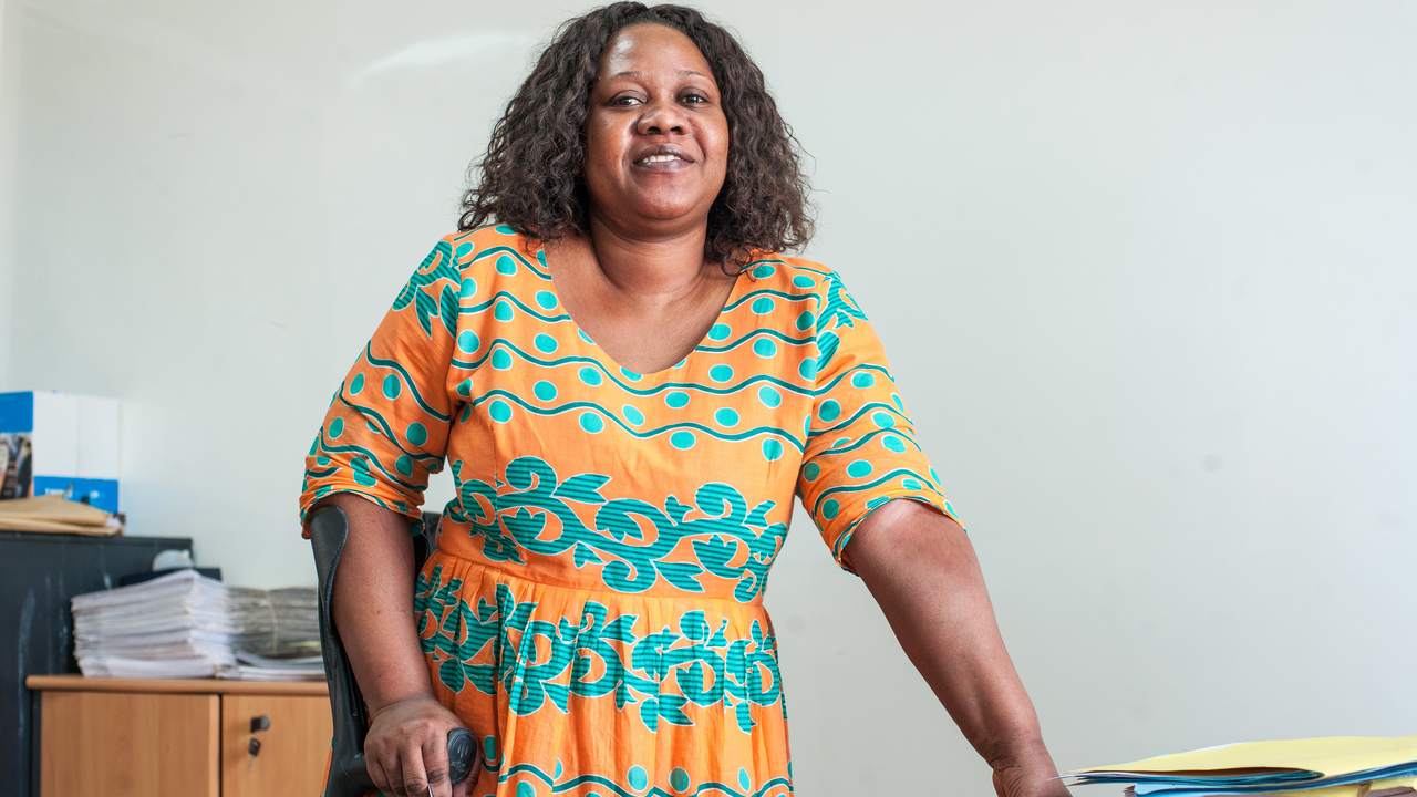 Grâce au projet d’insertion professionnelle de Handicap International au Sénégal, Ramatoulaye est caissière à la Banque Atlantique depuis 2015